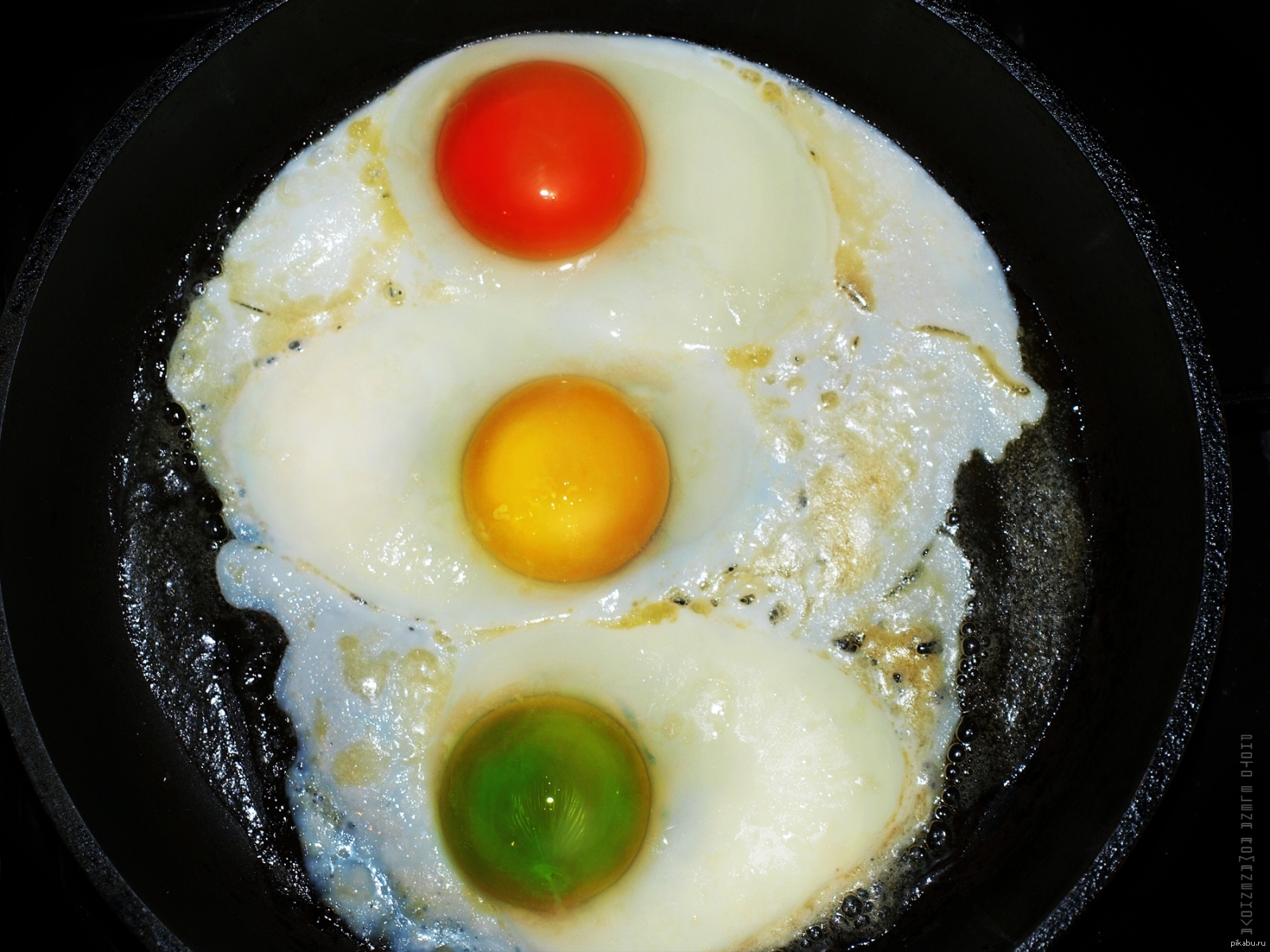 Вкусные жареные яйца. Яичница. Яичница глазунья. Красивые блюда из яиц. Жареные яйца.