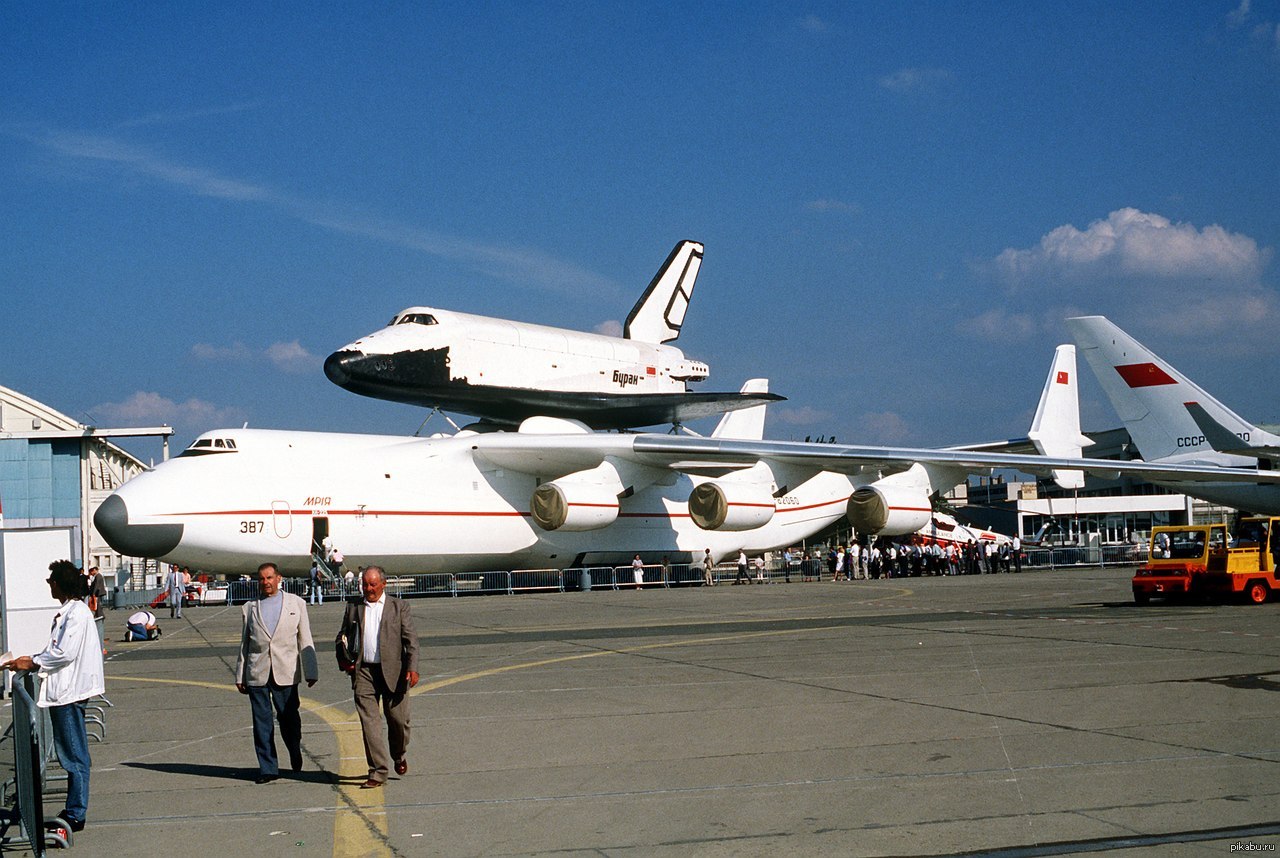 Обычный самолет. Мрия АН-225 Буран. Мрия АН 225 Ле Бурже. АН-225 Мрия СССР. АН-124 Мрия.