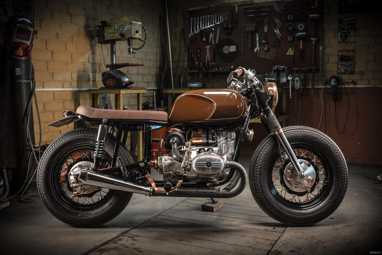 K custom. Мотоцикл Урал Cafe Racer. Мотоцикл Урал кафе рейсер. Мотоцикл Урал кастом кафе рейсер. Cafe Racer Урал Днепр.