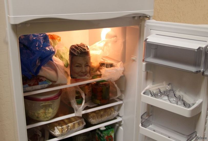 Открыли старый холодильник а там затерянная. Холодильник с едой. Холодильник с продуктами. Ужасный холодильник. Прикольный холодильник.