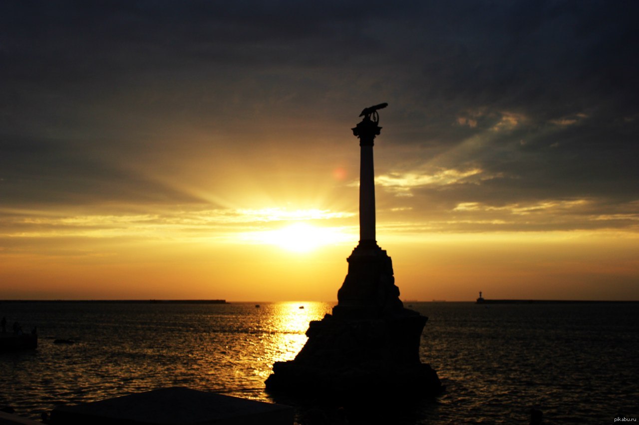 Севастополь памятник в море