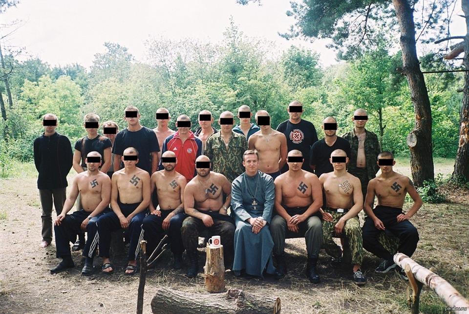 Русский со. Константин Бурыкин. Константин Бурыкин священник. Скинхеды РНЕ. Собрание скинхедов.