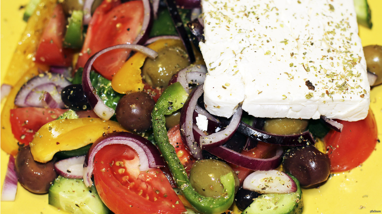 Греческий салат. Греческий салат в Греции. Греческая кухня греческий салат. Салаты греческой кухни рецепты с фото.