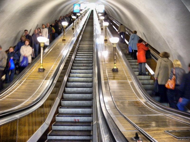 Метрополитен дети. Метро Тбилиси эскалатор. Метро Василеостровская эскалатор. Эскалатор в метро. Эскалатор метро для детей.