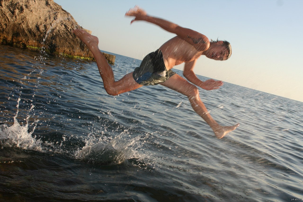 Бежать по воде песня. Человек бежит по воде. Парень прыгает в воду. Бег по воде. Мужик бежит по воде.