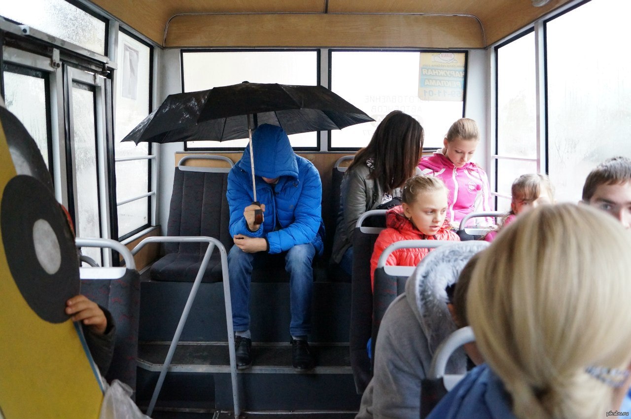 Ребенок едет в маршрутке. Люди в автобусе. Автобус. Пассажиры общественного транспорта. Люди в маршрутке.