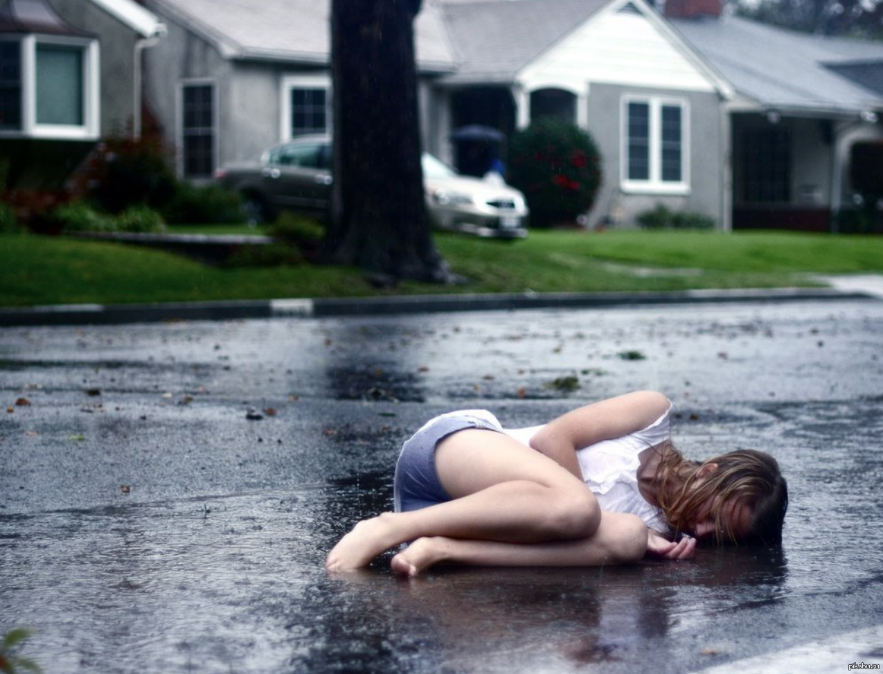 Пьяные девки на улицах. Девушка лежит на асфальте. Фотосессия в луже. Девушка валяется на улице.