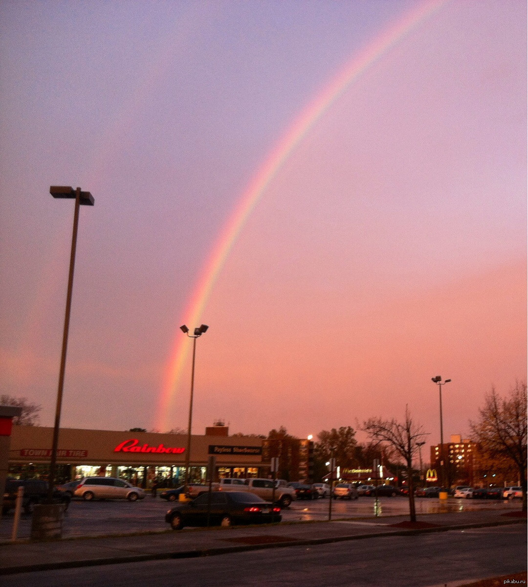 какие шансы у меня были сфотографировать радугу возле такого  магазина?)(Rainbow - радуга) | Пикабу