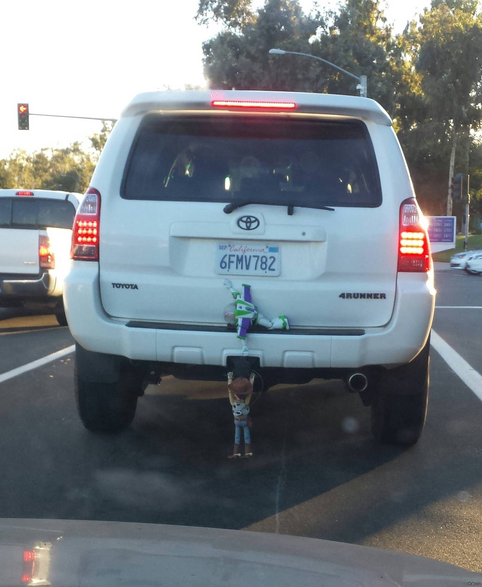 Они существуют прикол. Морской супермен и очкарик косплей. Они существуют только в нашем. Они существуют только в нашем. Смешные миньоны.