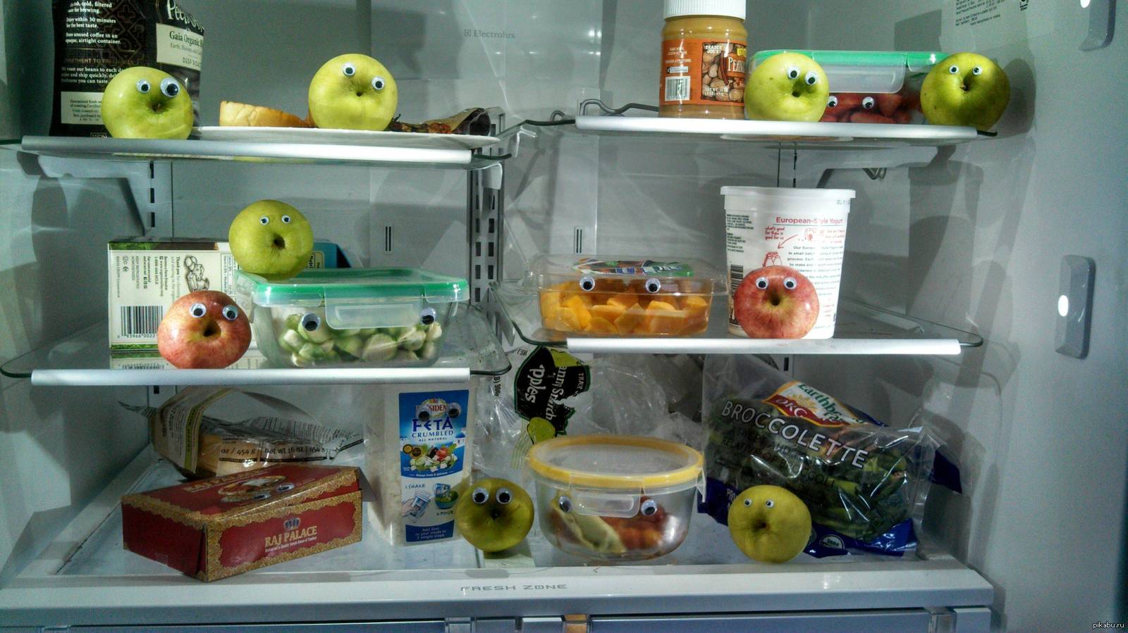 Play a joke. Глазки на продуктах в холодильнике. Холодильник с глазками. Продукты с глазами в холодильнике. Еда с глазами в холодильнике.