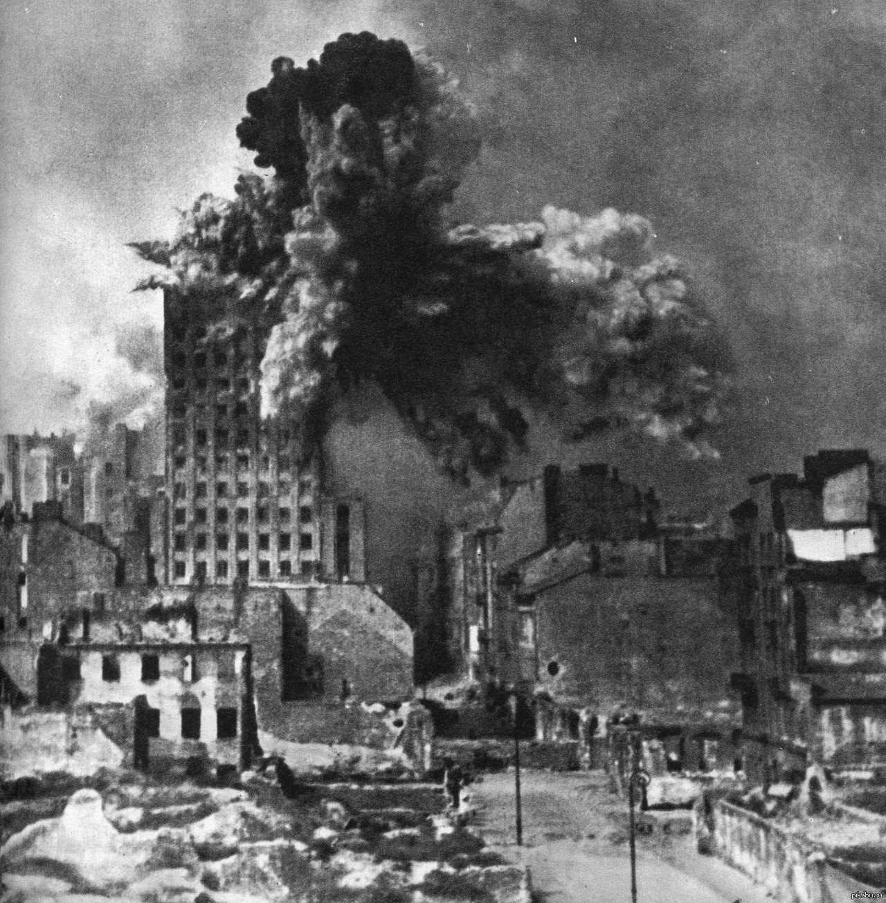 Бомбардировки второй мировой войны. Варшавское восстание 1944 года. Бомбардировка начало войны 1941-1945. Прудентиаль Варшава.