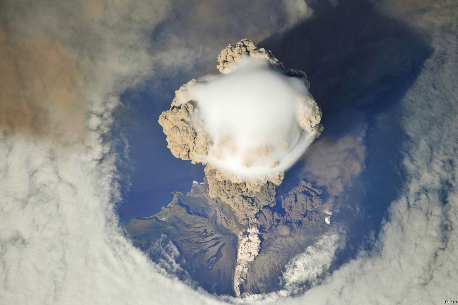 Stunning view of the volcanic eruption on the island of Matua in the Kuril chain, taken by an astronaut from the space station on June 12, 2009 - Space, Kurile Islands, Volcano, Sarychev volcano, Eruption