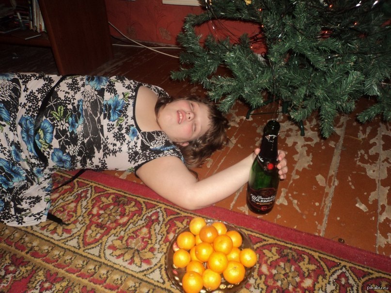 Пьяная брюнетка отмечает Новый Год
