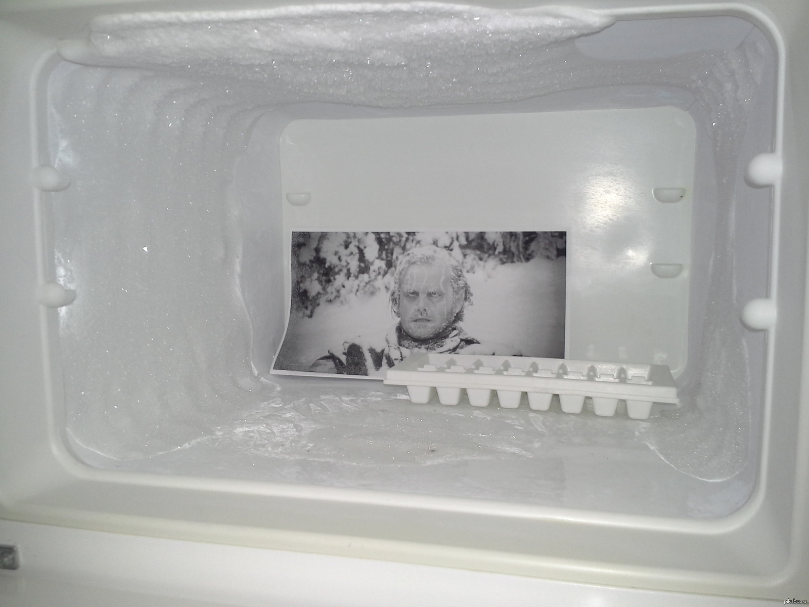 Ребенок в морозилке мужское. Лед из холодильника. Морозилка внутри. Холодильник со льдом. Морозильная камера изнутри.