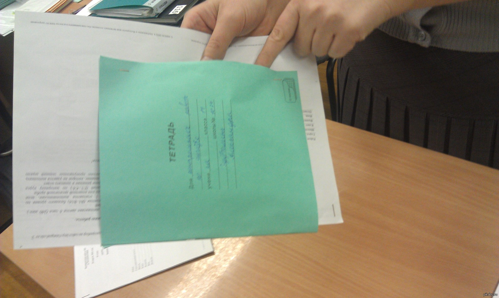 Школьники в школе. Списывание на экзамене. Как сдать контрольную на 5. Как можно списать на контрольной. Ученики на егэ.