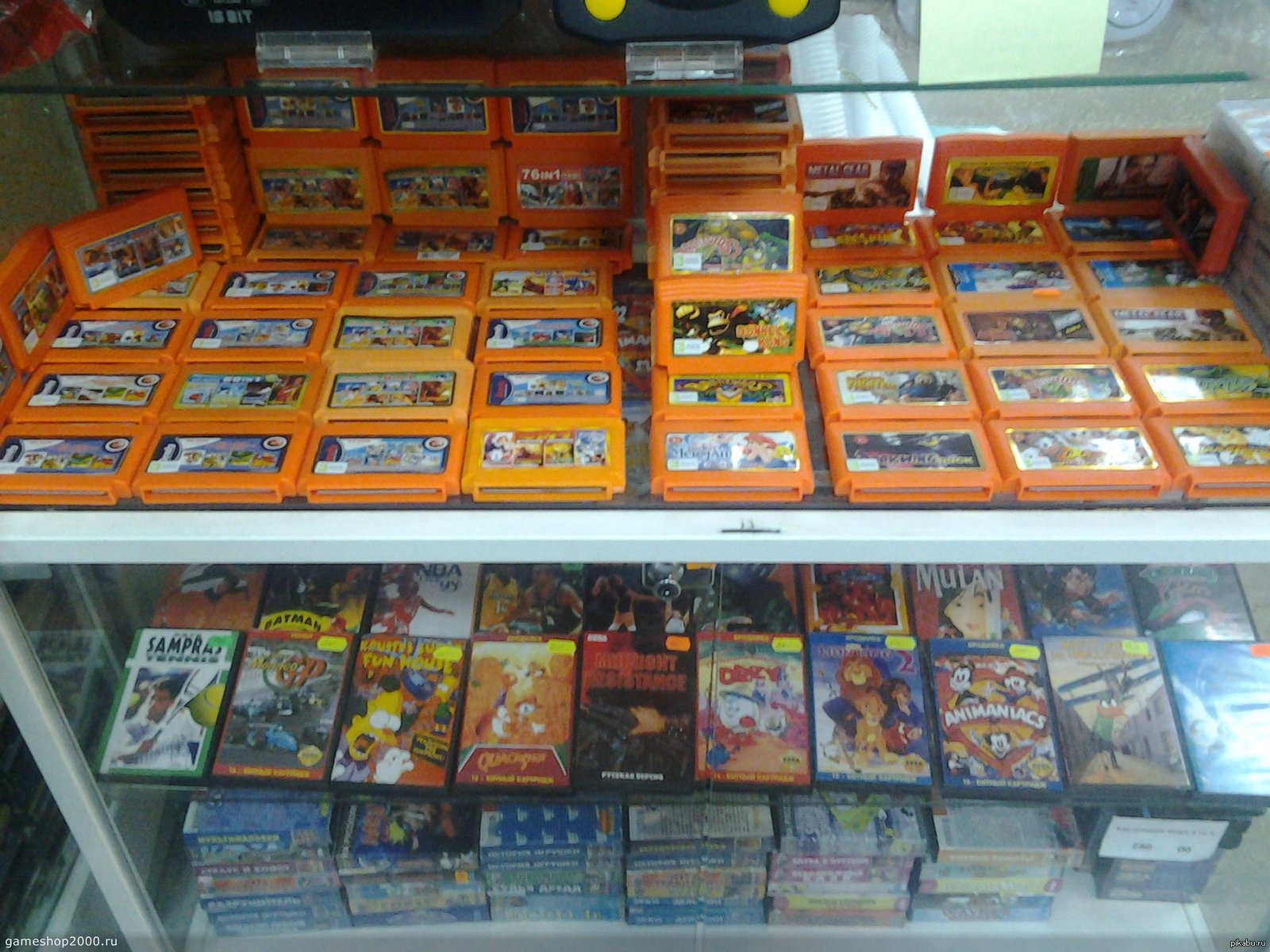 Gameshop2000. Ларек с кассетами. Ларьки с кассетами в 90-е. Ларек с пиратскими дисками. Пиратские диски 90х.