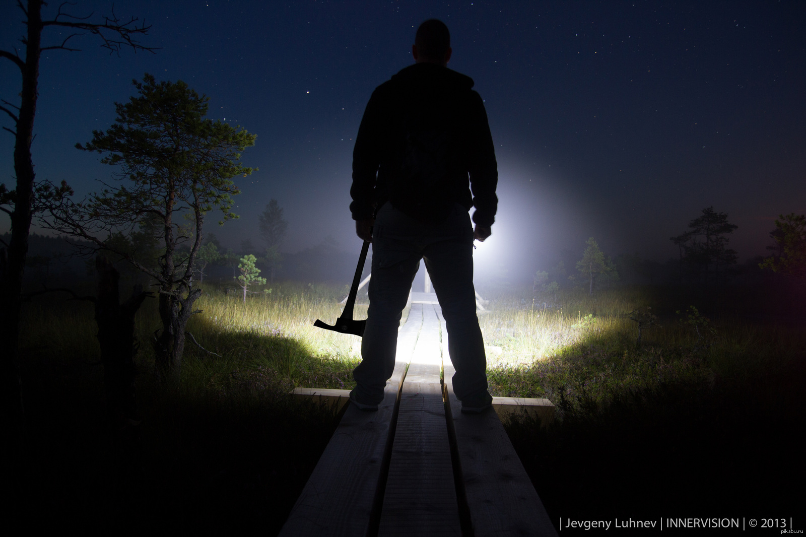 Темно шагать. Человек с фонариком. Человек в лесу ночью. Человек с фонариком в темноте. Человек идет ночью по лесу.