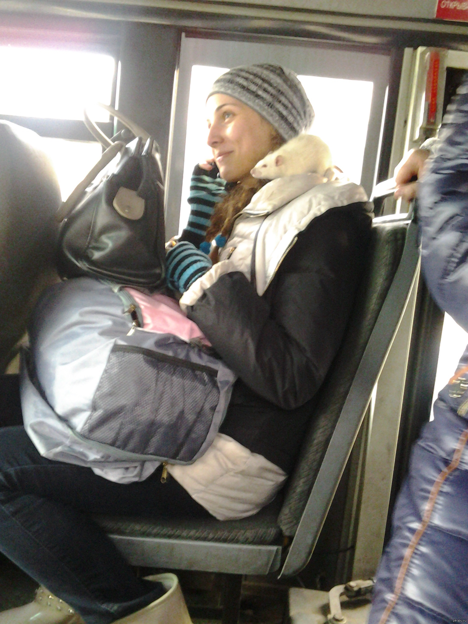 Едет женщина в автобусе
