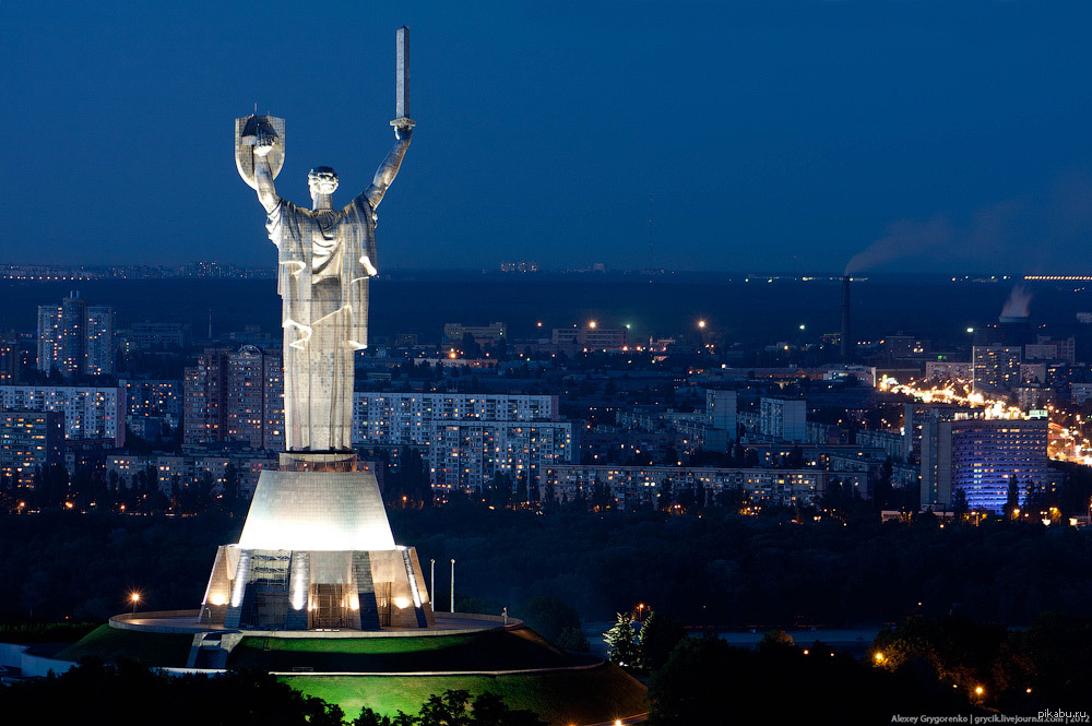 Памятники украины. Родина-мать (Киев). Родина мать город Киев. Памятник на Украине Родина мать. Монумент Родина - мать Украина Киев.