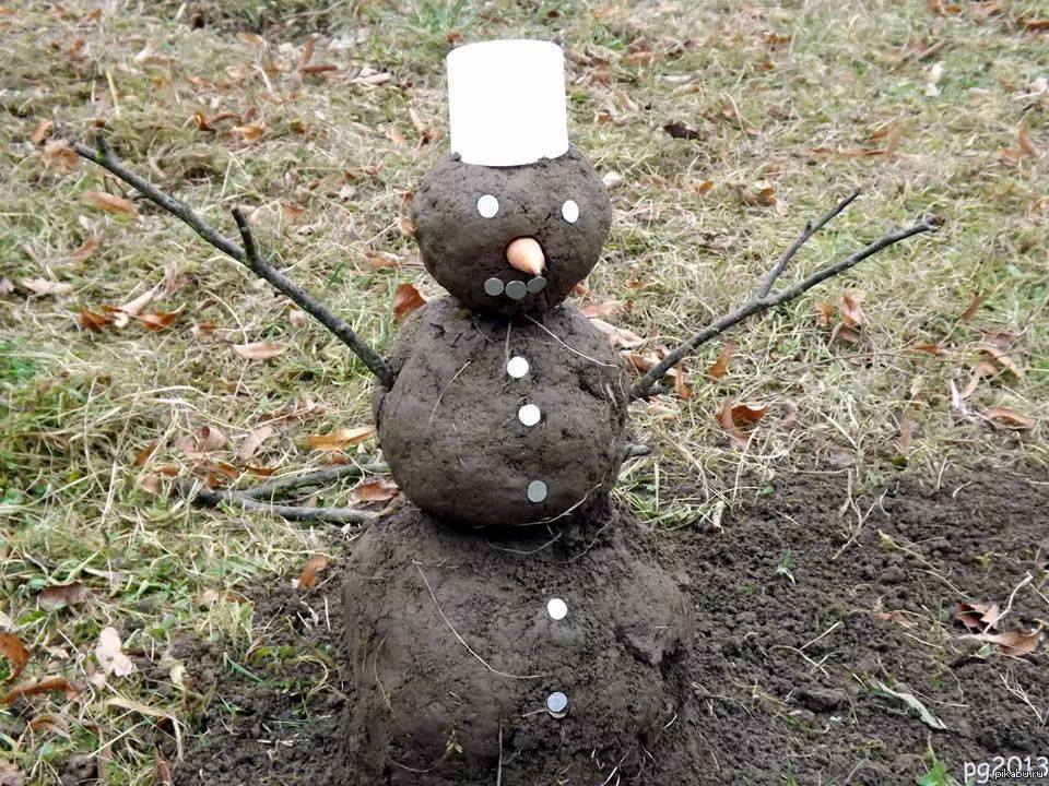 Почему без снега. Снеговик из грязи. Грязевик Снеговик. Крымский Снеговик из грязи. Снежки из грязи.