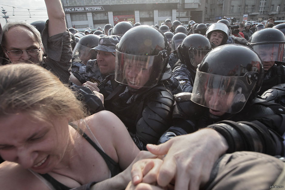 Митинг жен в москве. Митинги на Болотной площади 2011 ОМОН.
