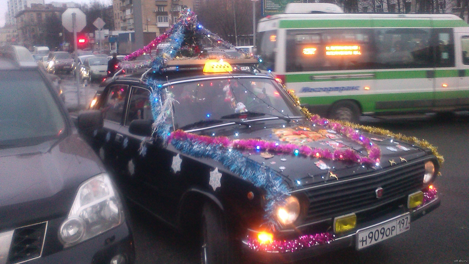 Новогодний жигули. Новогодние автоприколы. Новогодние приколы и авто. Новогодние приколы с машинами. Мишура на машине.