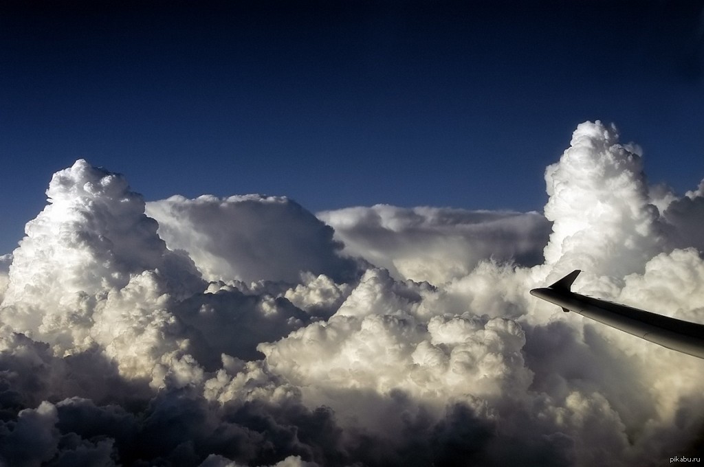 Разрывы туч. Вид с самолета на облака. Два самолета над облаками. Снимки облаков с самолета. Самолет вылетает из тучи.