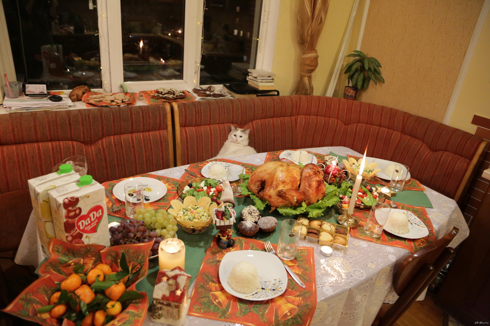 Накрытый стол ужин. Домашний стол с едой. Красивый праздничный стол. Домашний праздничный стол. Накрытый стол с едой.