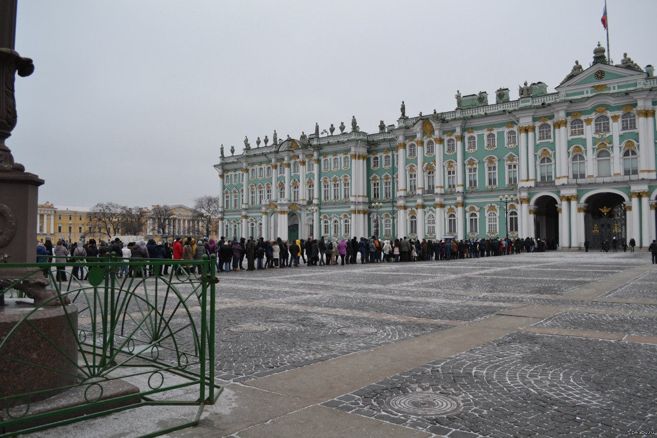 В эрмитаж без очереди. Санкт-Петербург очередь в Эрмитаж. Петербург Эрмитаж очередь. Эрмитаж в Питере сейчас. Очередь в Эрмитаж.