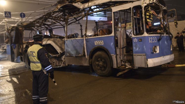 13 декабря 2013. Теракт в Волгограде троллейбус. Взрыв троллейбуса в Волгограде. Взрыв троллейбуса в Волгограде 30 декабря 2013.