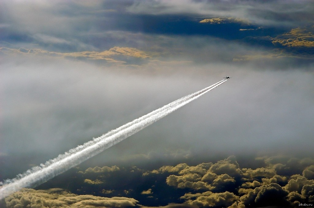 Реактивный самолет в небе. Инверсионный след Airbus a340. Инверсионный след Боинг 747. След от самолета. Инверсионный след от самолета.