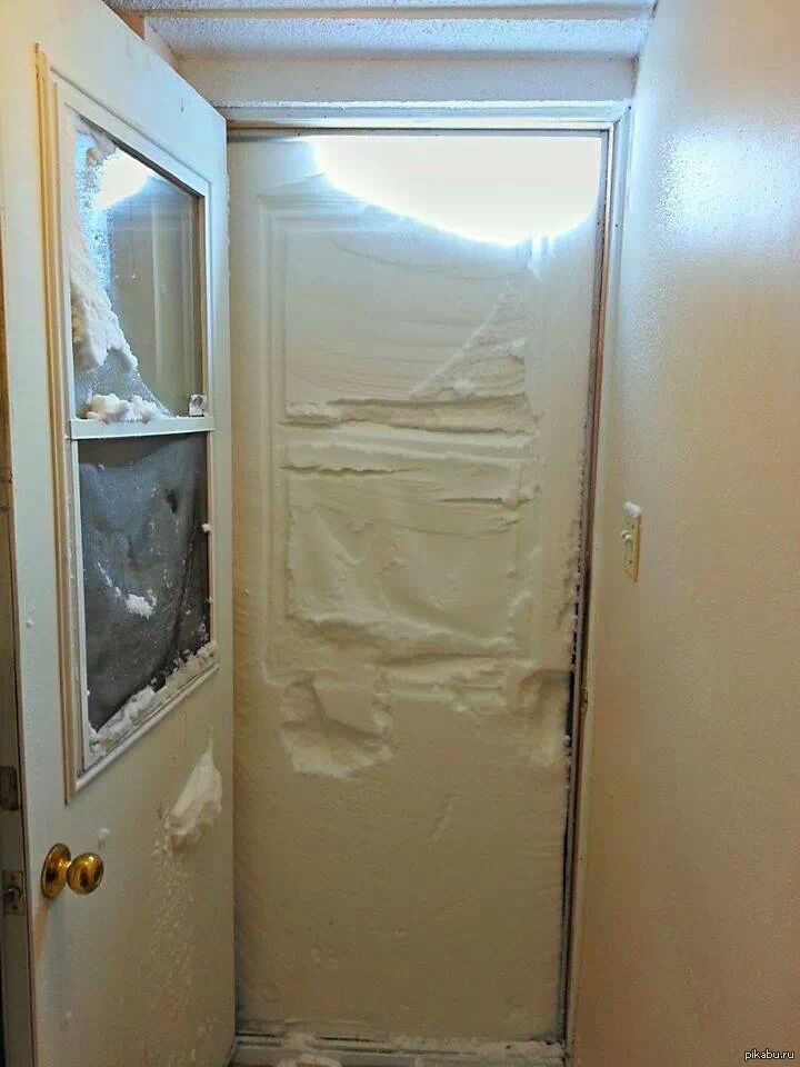Дверь открывшаяся соседом. Прикольные двери. Открыл дверь а там. Дверь прикол. Дверь в снегу.