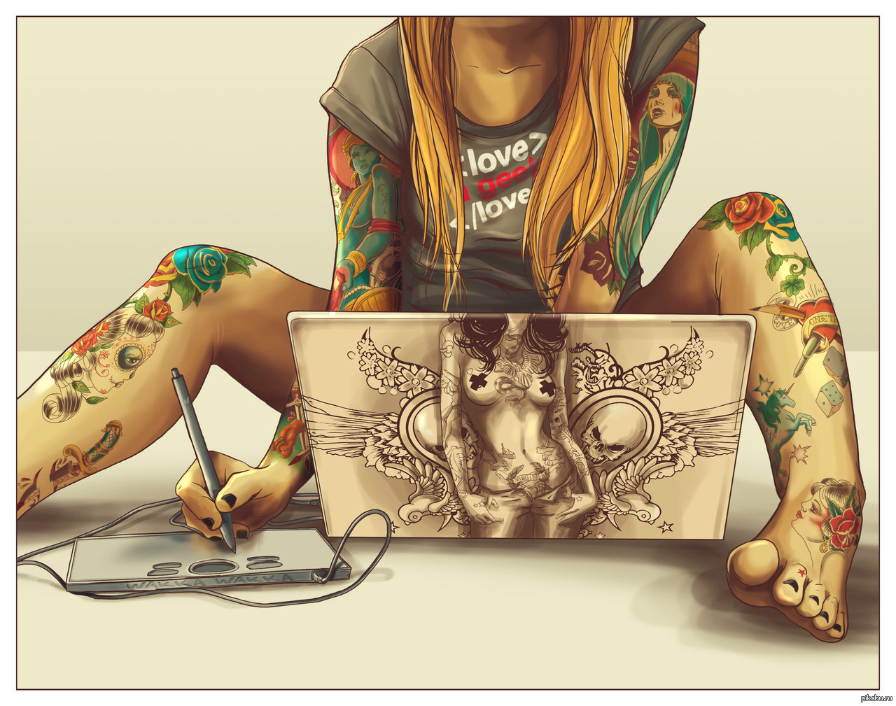 Девушка с татуировкой арт