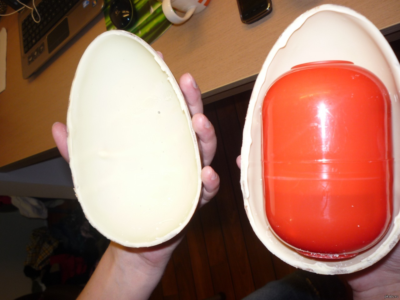 Сюрприз что означает. Самый большой Киндер сюрприз. Большое Киндер яйцо. Самое большое Киндер яйцо. Самый гигантский Киндер сюрприз.